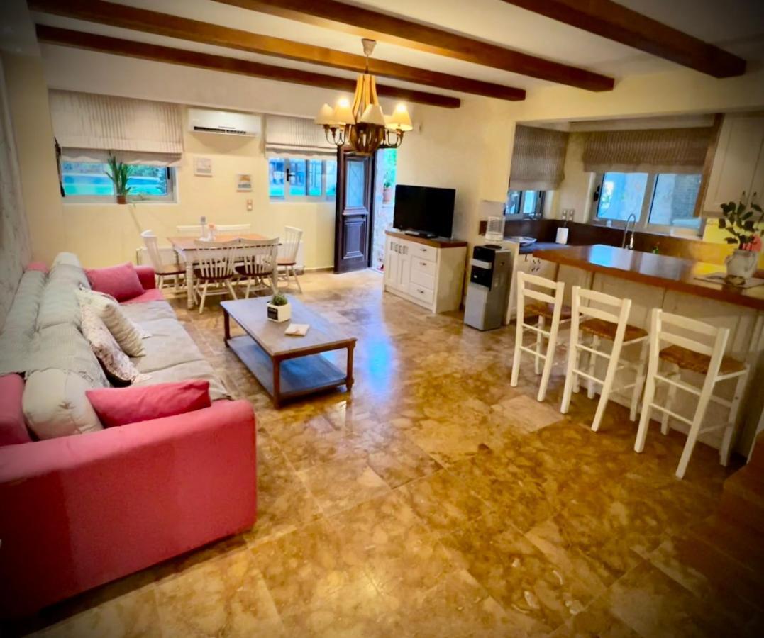 Ένας Ευχάριστος Χώρος Με Πισίνα Villa Pórto Ráfti Esterno foto